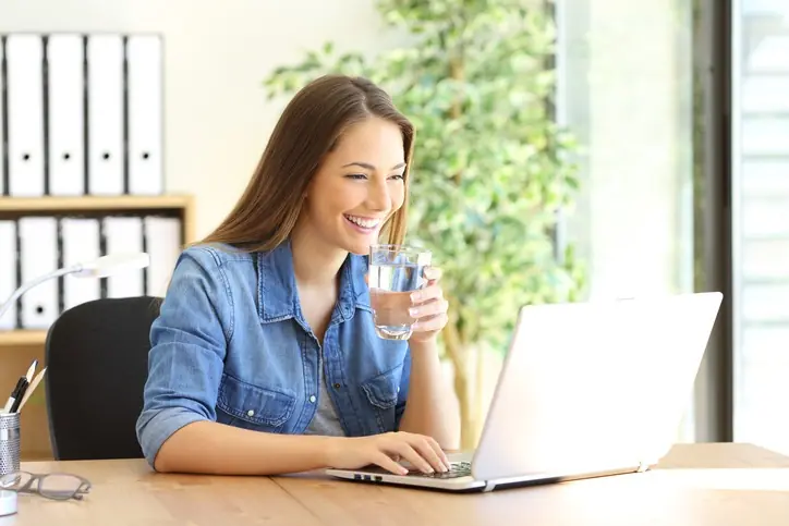 Mujer bebiendo agua