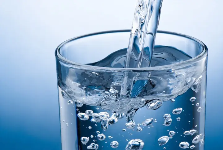 Agua purificada de calidad vs. agua sin tratar: diferencias clave