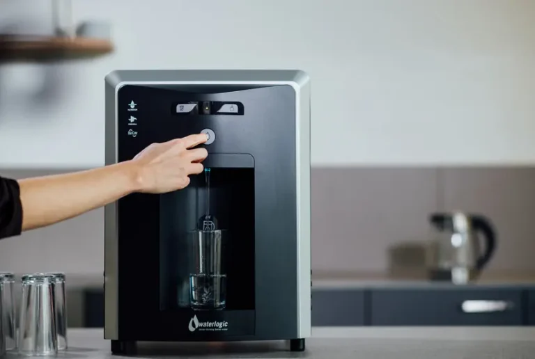 ¿Por qué las alternativas a botellones de agua son más sostenibles para tu empresa?