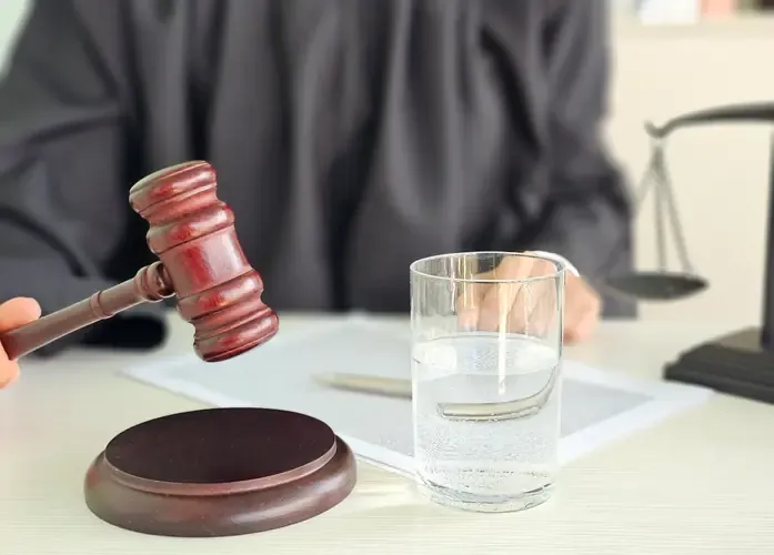 ¿Qué establece la legislación colombiana sobre el acceso al agua en el lugar de trabajo?