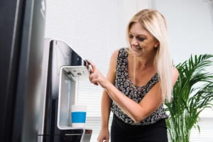 Dispensador de agua en entorno laboral